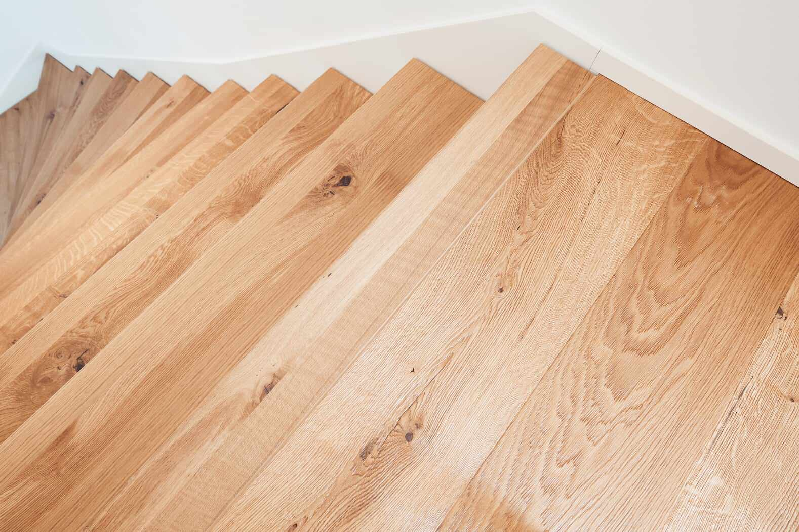 лестница из дуба с белой балюстрадой