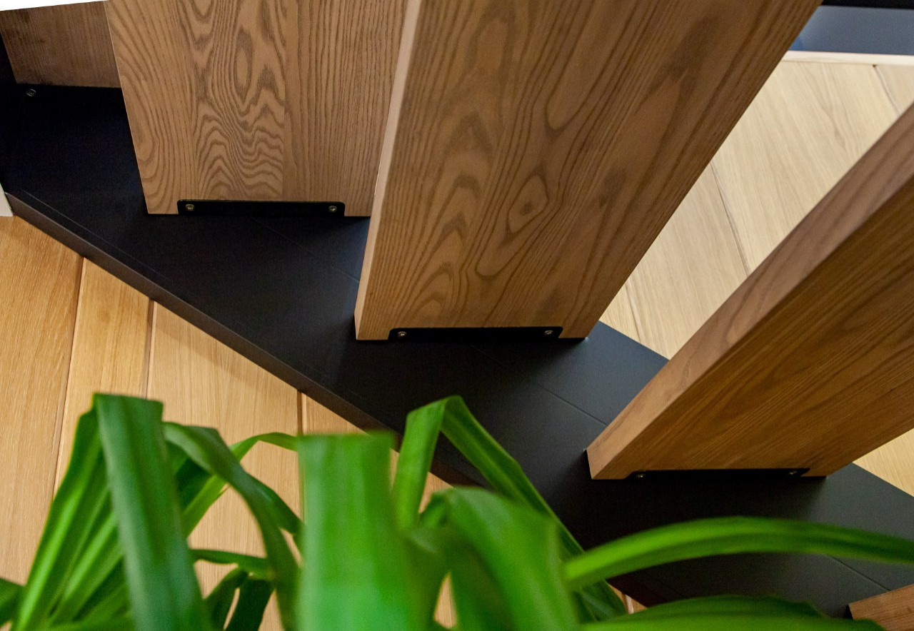 Маршевая лестница на цельно литом металлическом каркасе