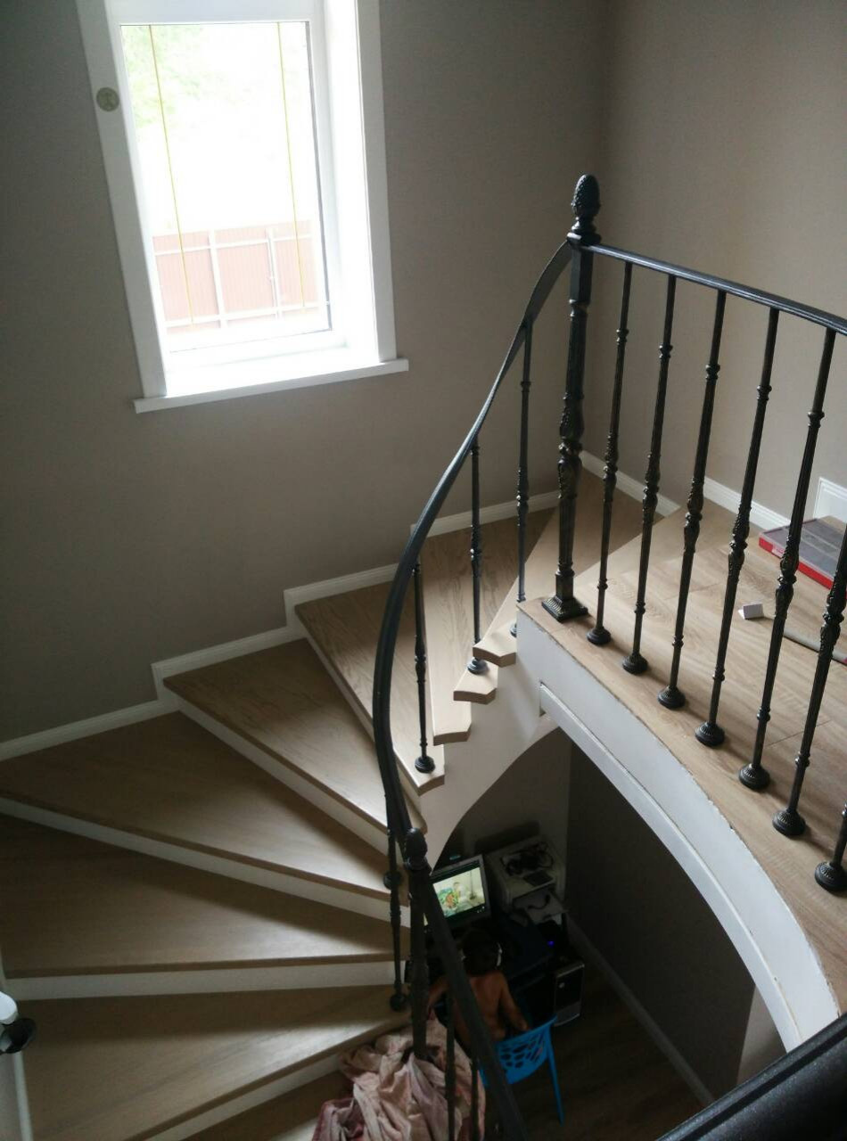 Ограждение лестницы из художественного чугуна