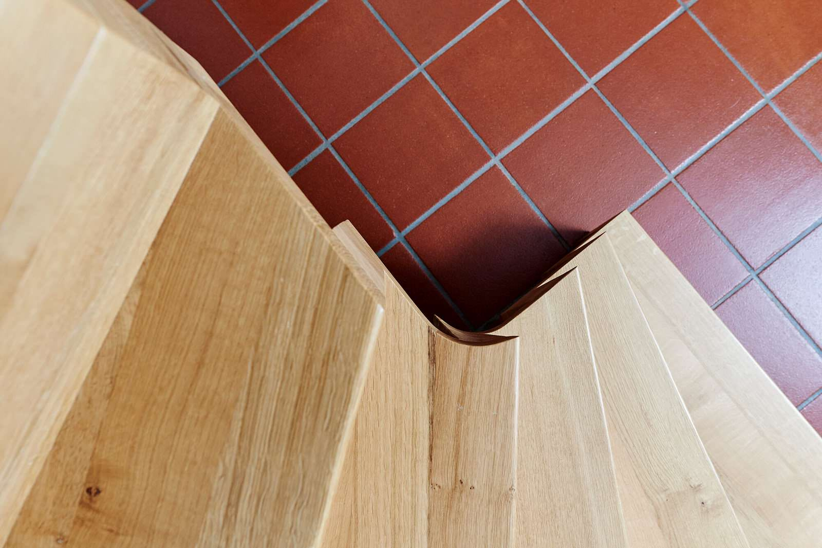 Лестница с Z-образным подступенком и книжным шкафом