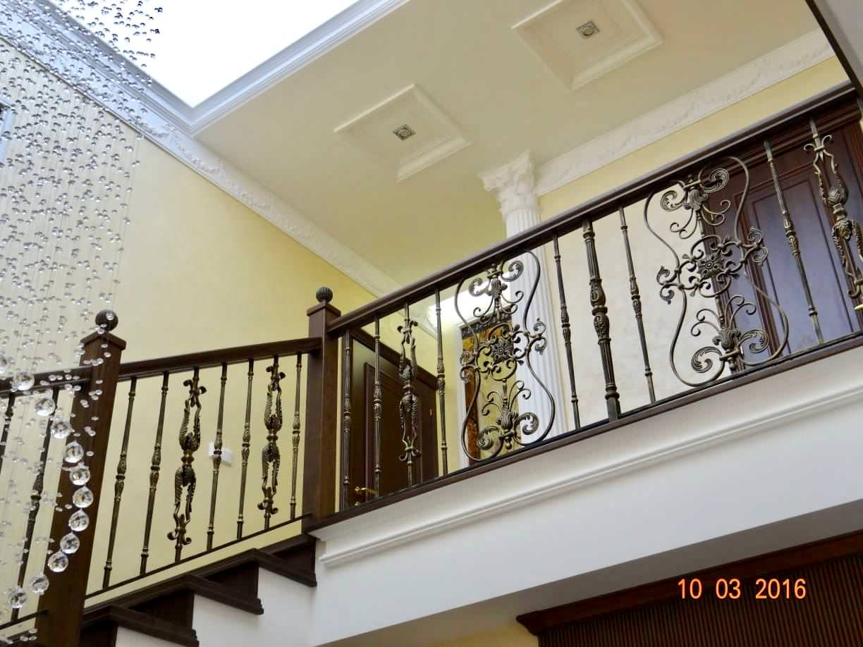 Лестничное ограждение из французской ковки и литого чугуна
