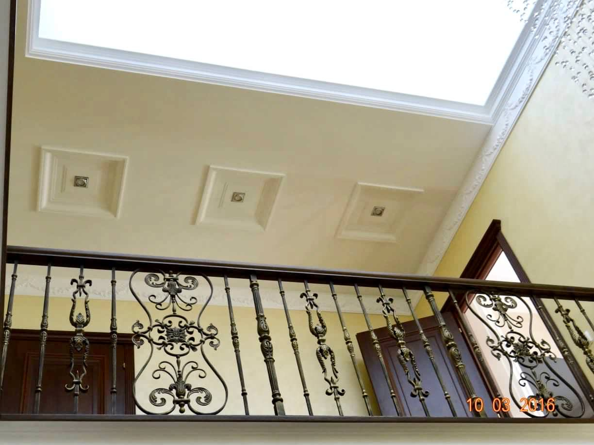 Лестничное ограждение из французской ковки и литого чугуна