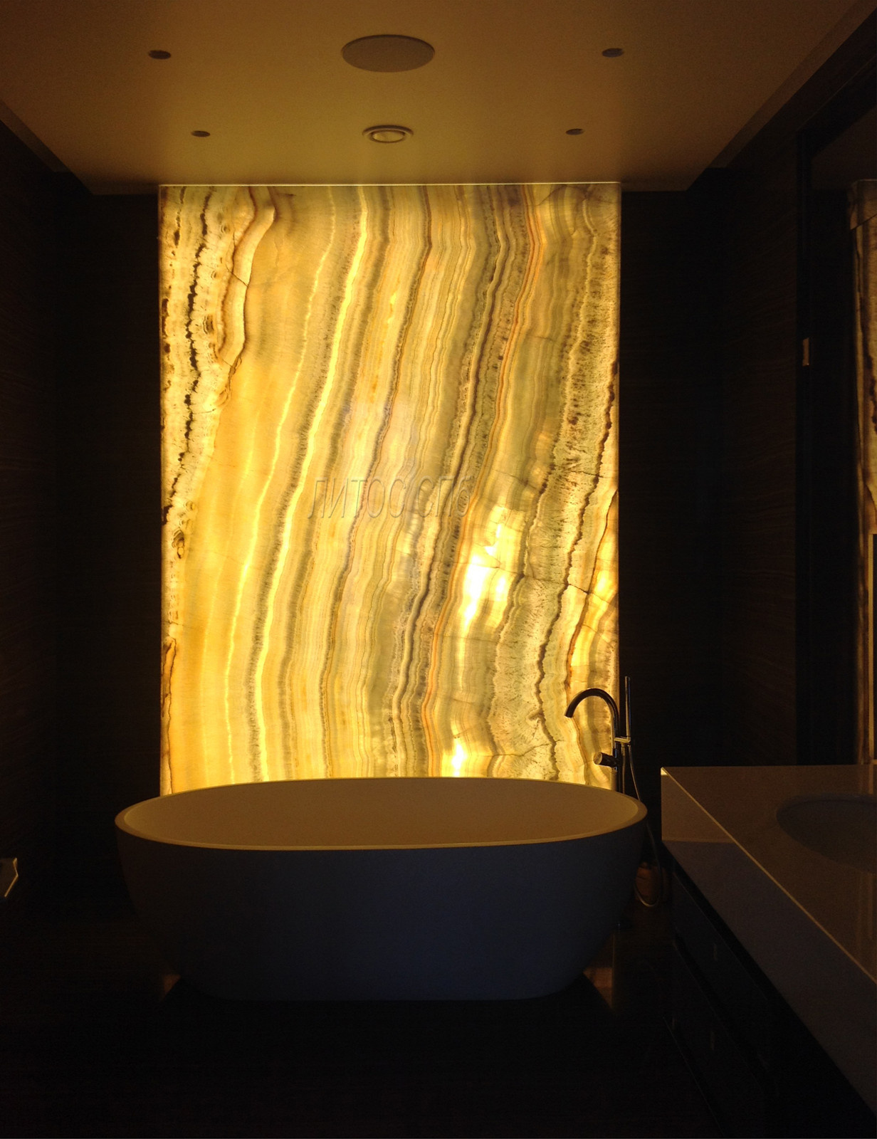 Ванная комната с применением натурального мрамора Eramosa и оникса Ivory