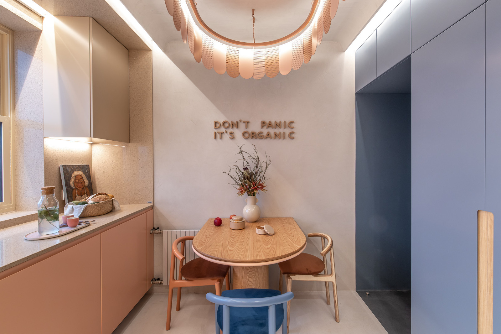 Тропическая кухня под цветком протеи