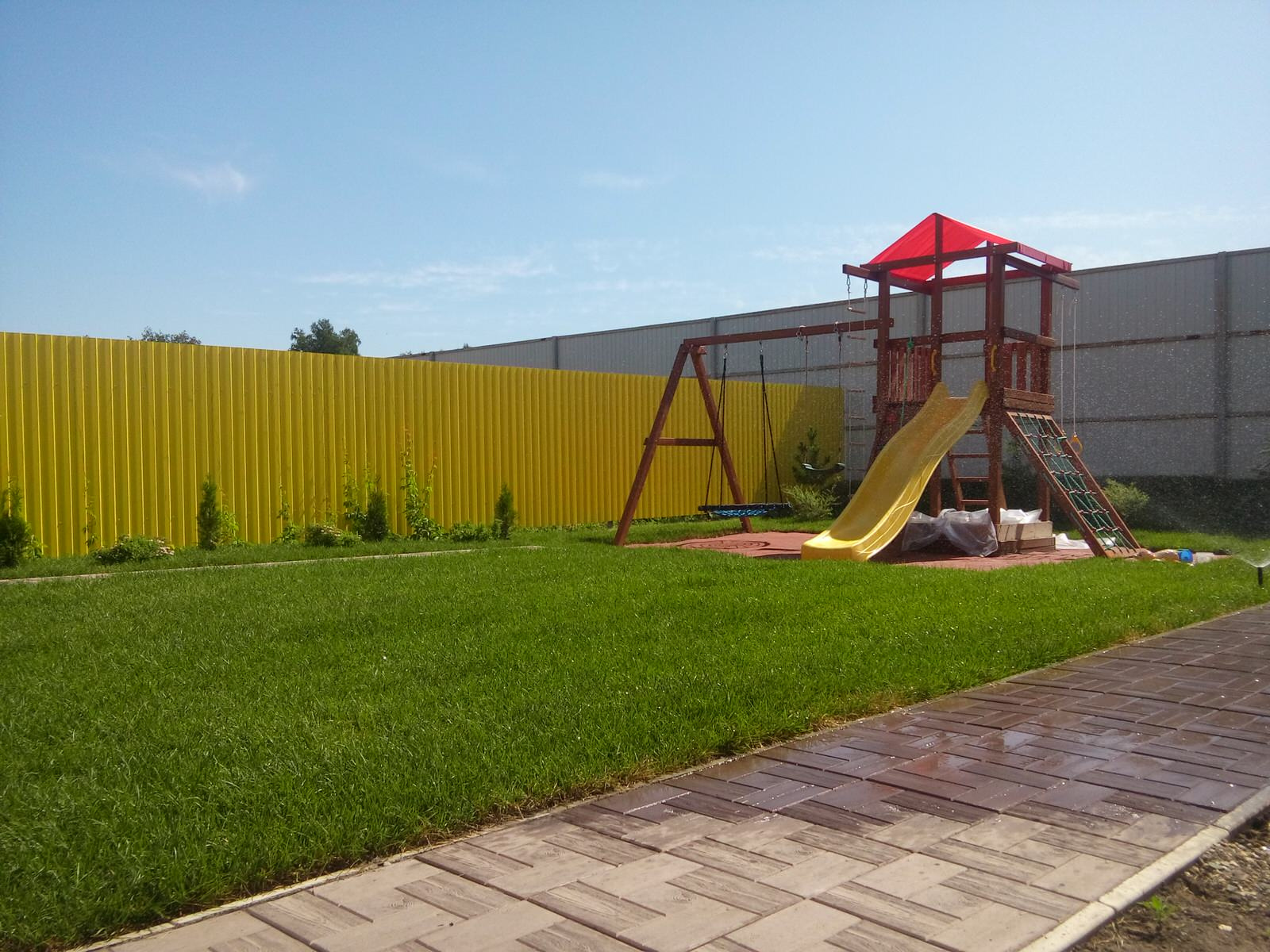 Минималистичный сад при таунхаусе