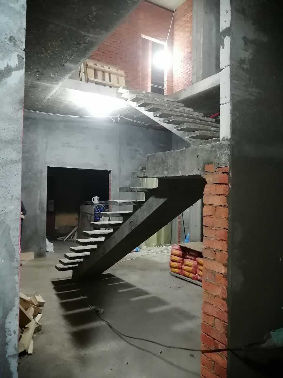 Лестница монолитная на центральном косоуре.