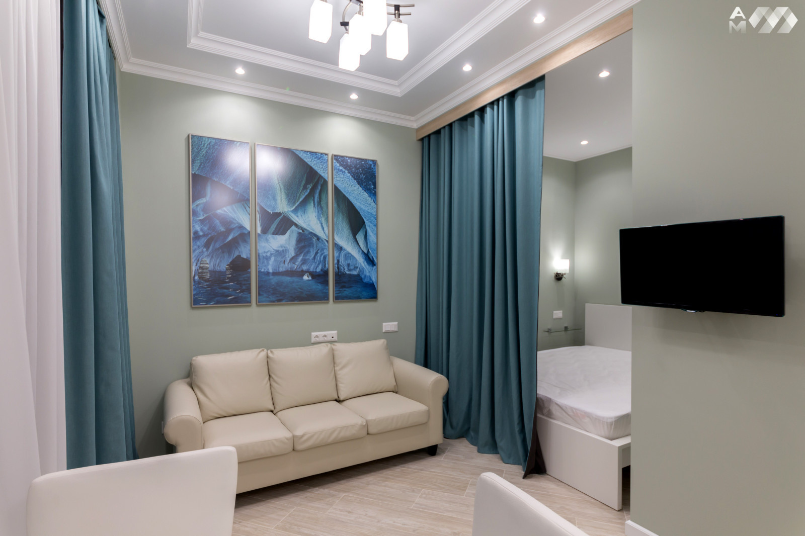 Вид на гостиную и зону спальни