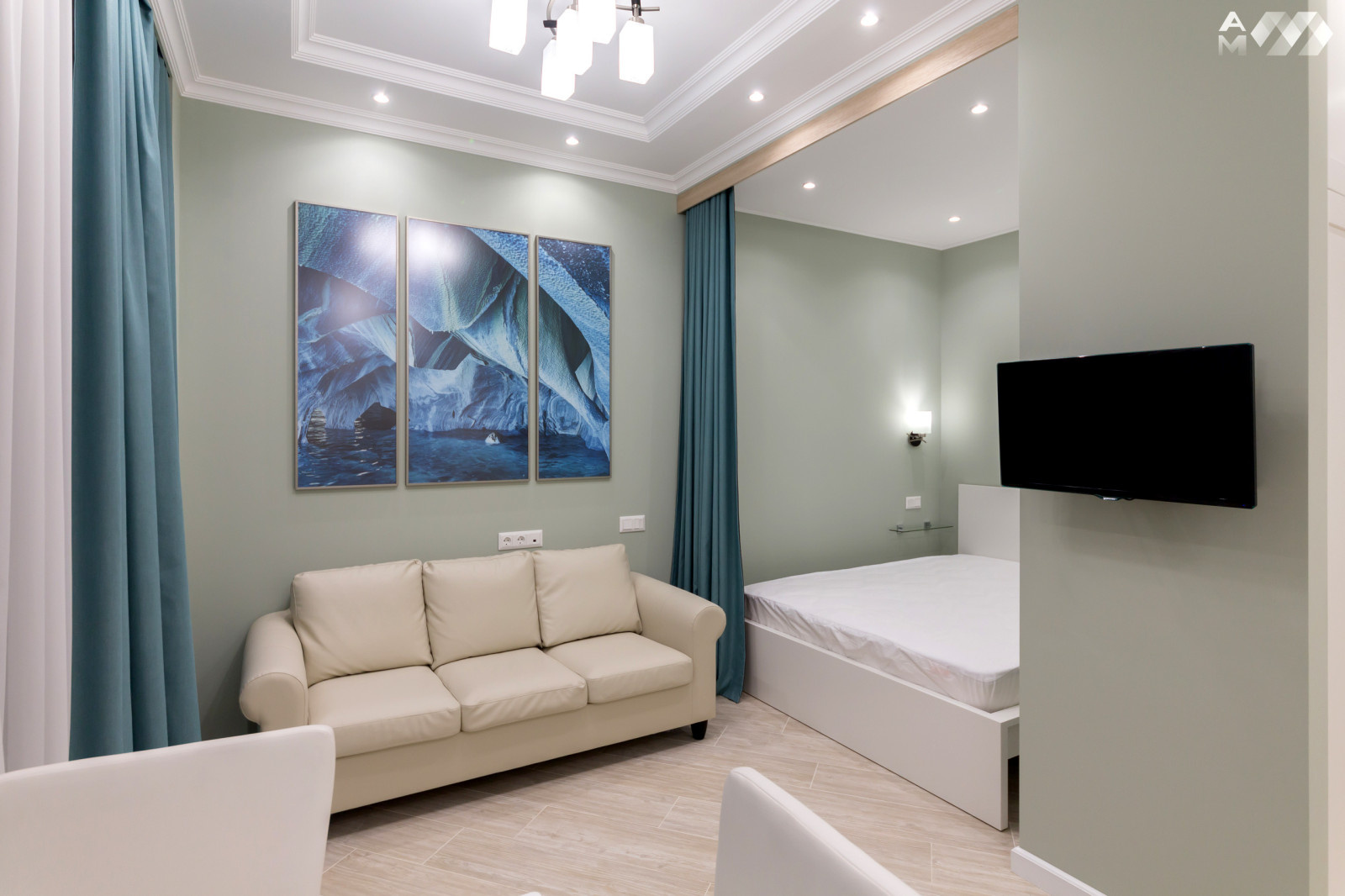 Вид на гостиную и зону спальни