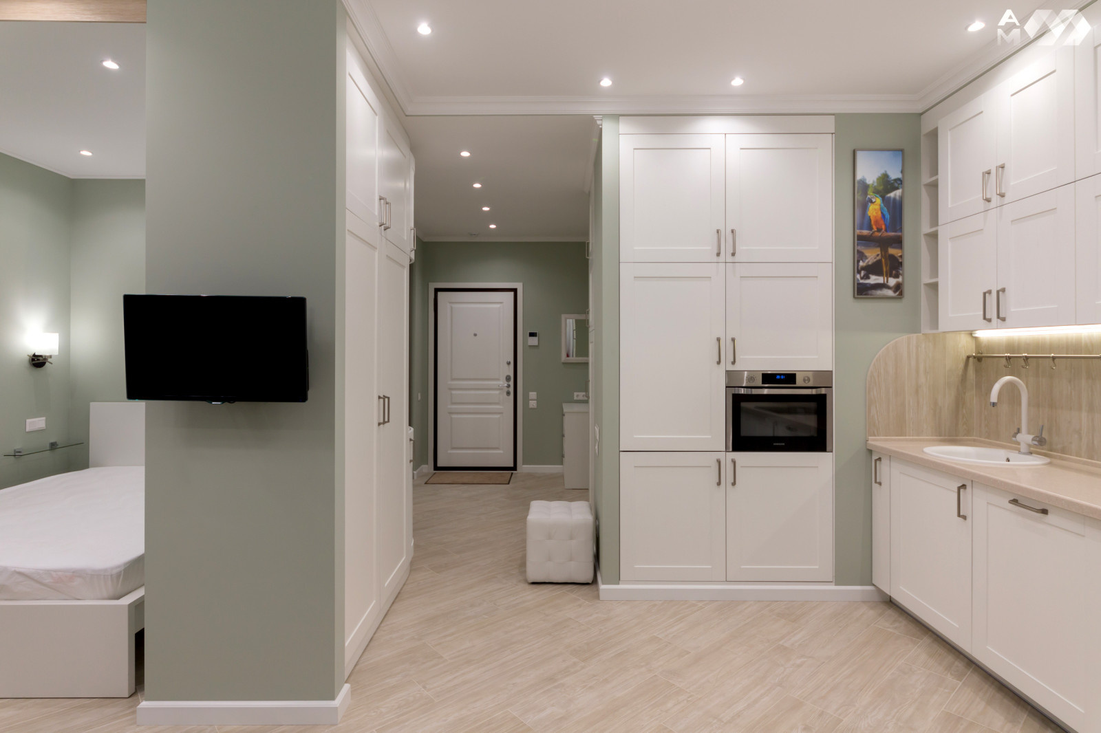 Общий вид на кухню и прихожую