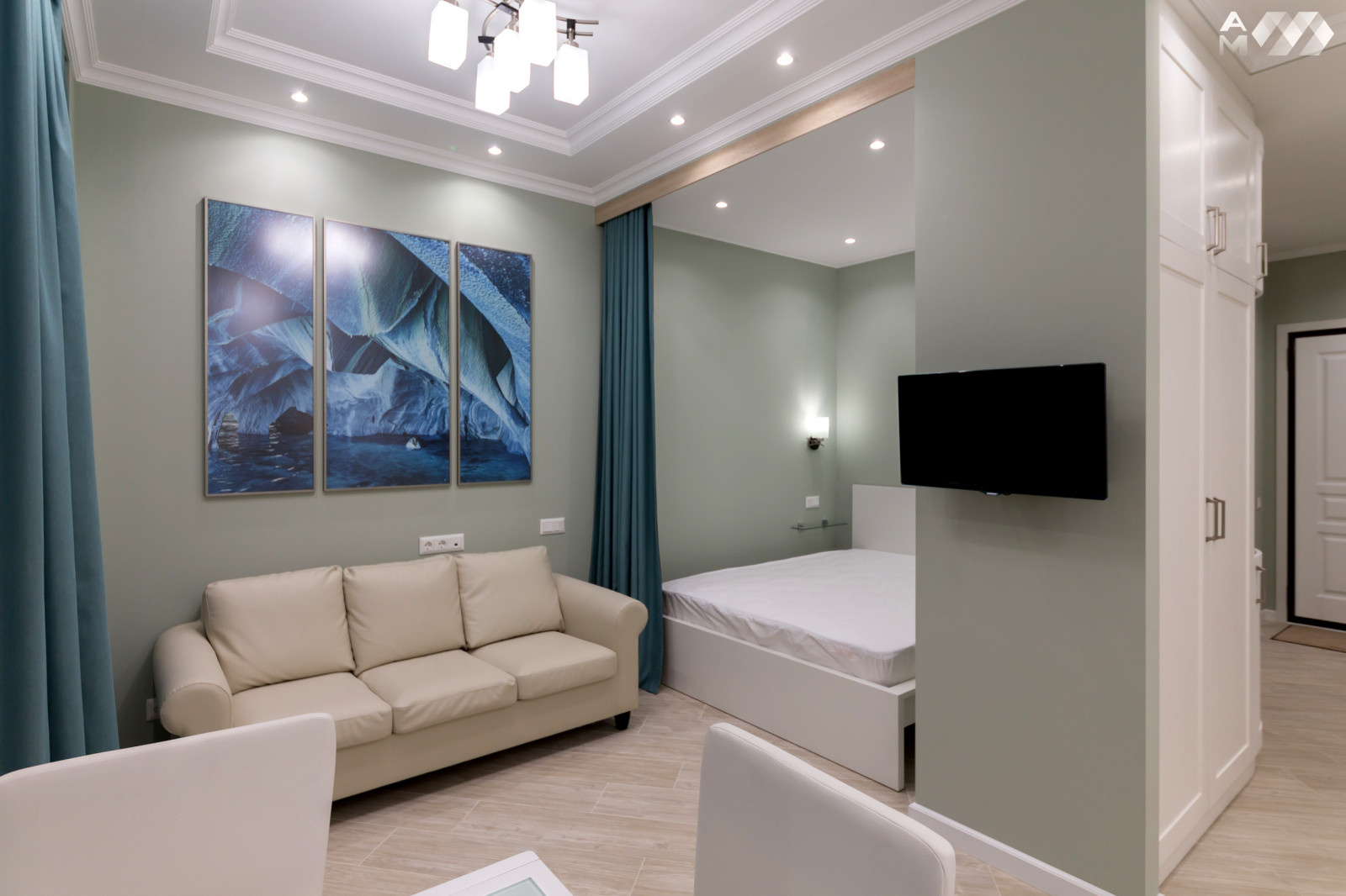 Вид на гостиную и зону спальни