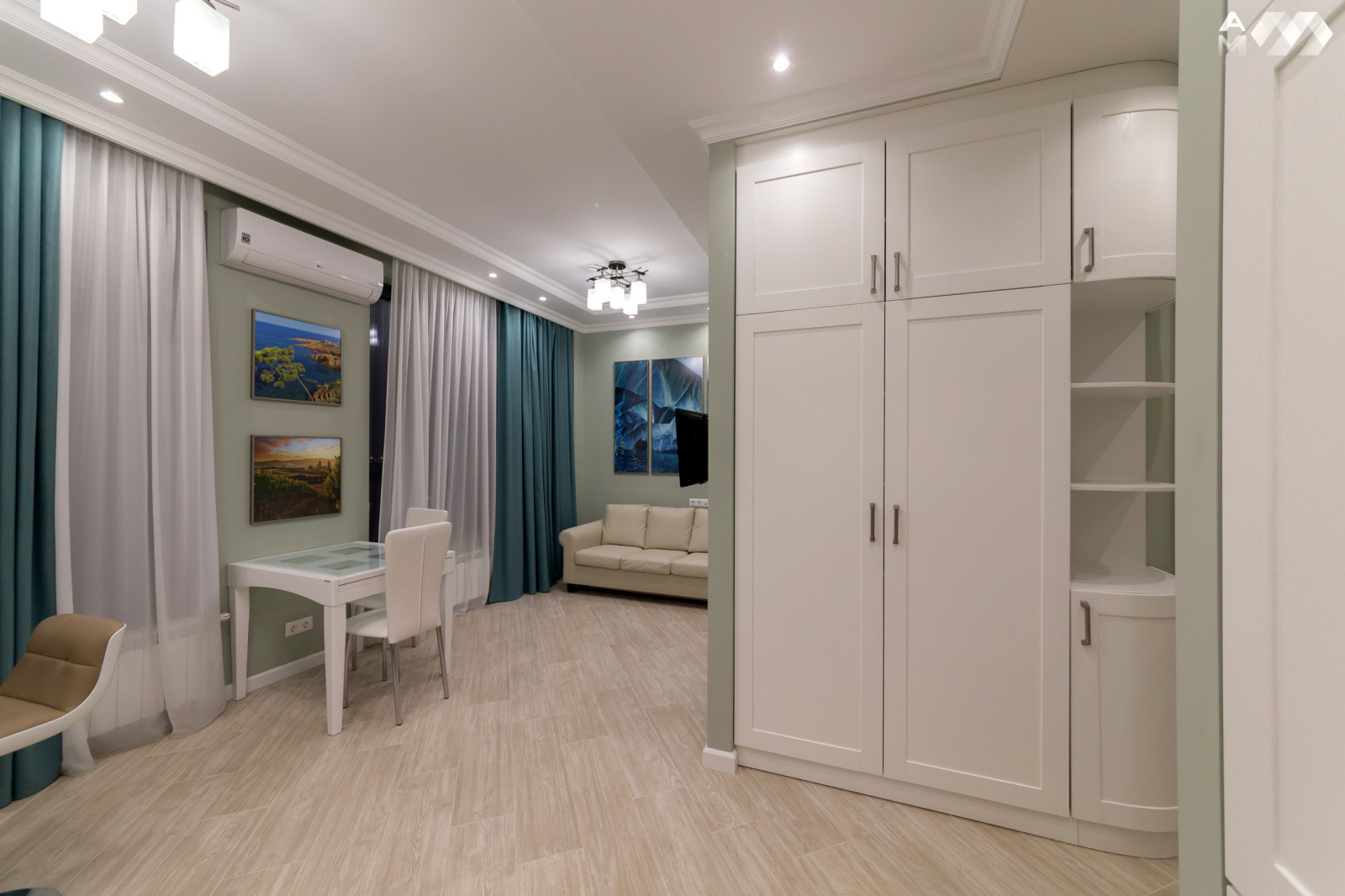 Вид на столовую и гостиную зоны