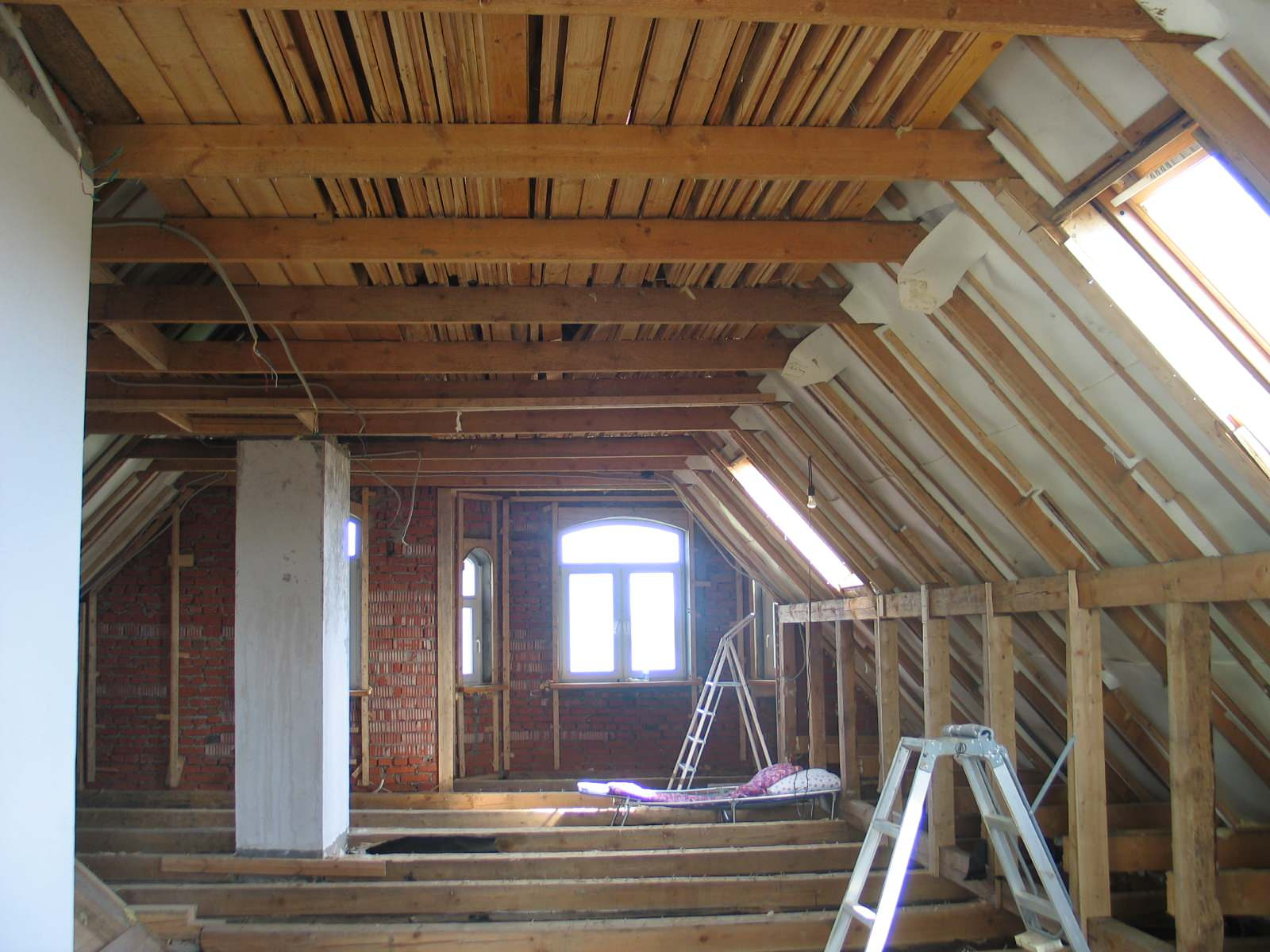 РЕКОНСТРУКЦИЯ МАНСАРДЫ В ЗАГОРОДНОМ ДОМЕ