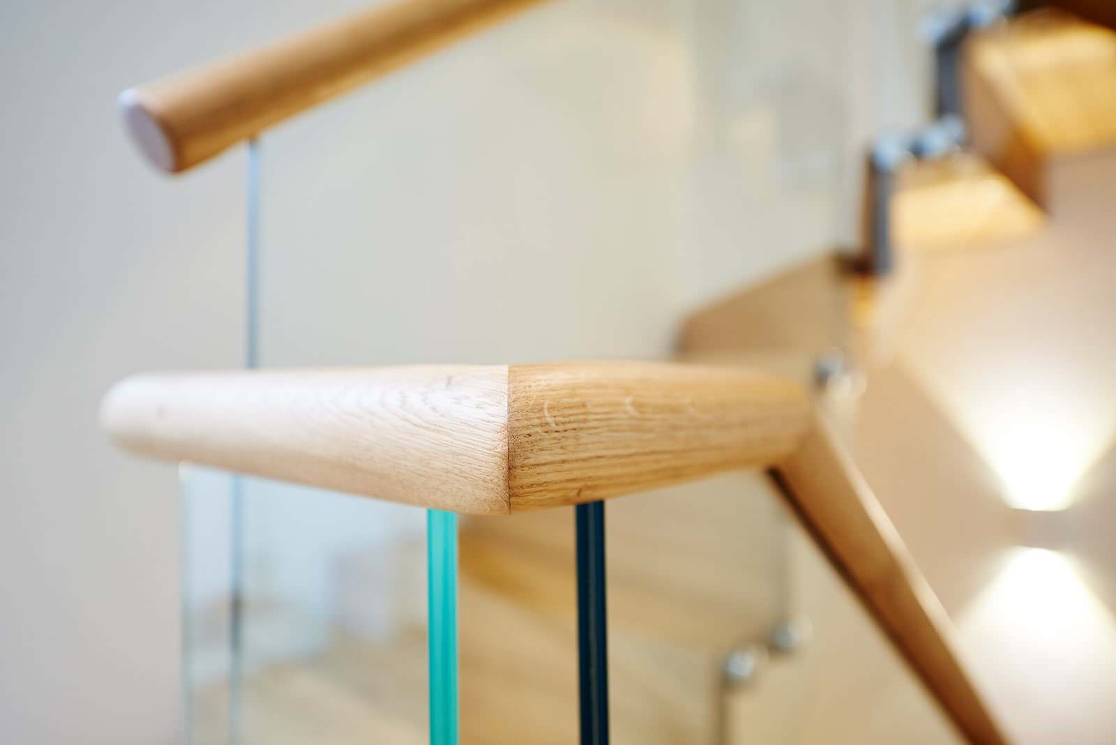 Дубовая лестница со стеклянным ограждением