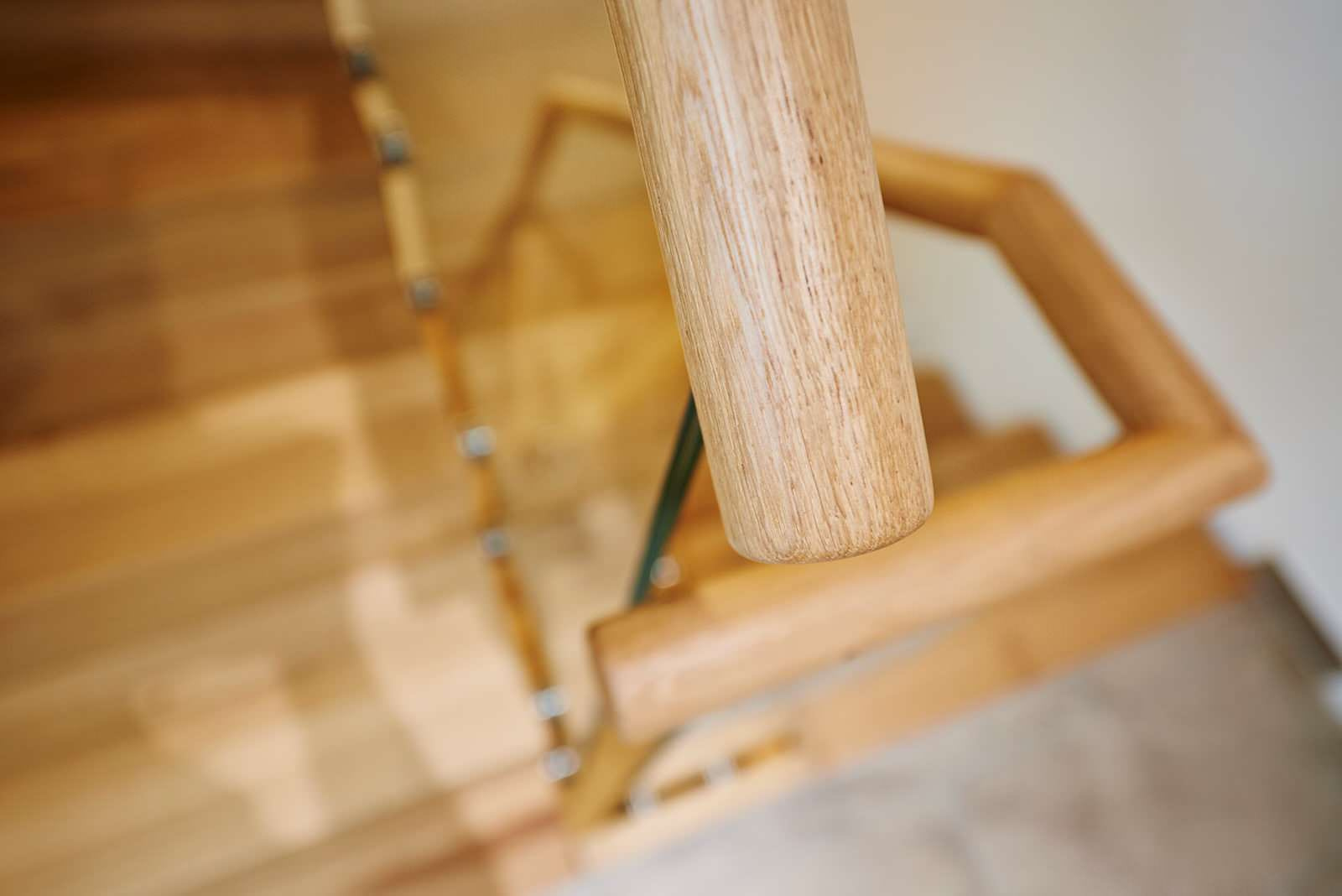 Дубовая лестница со стеклянным ограждением