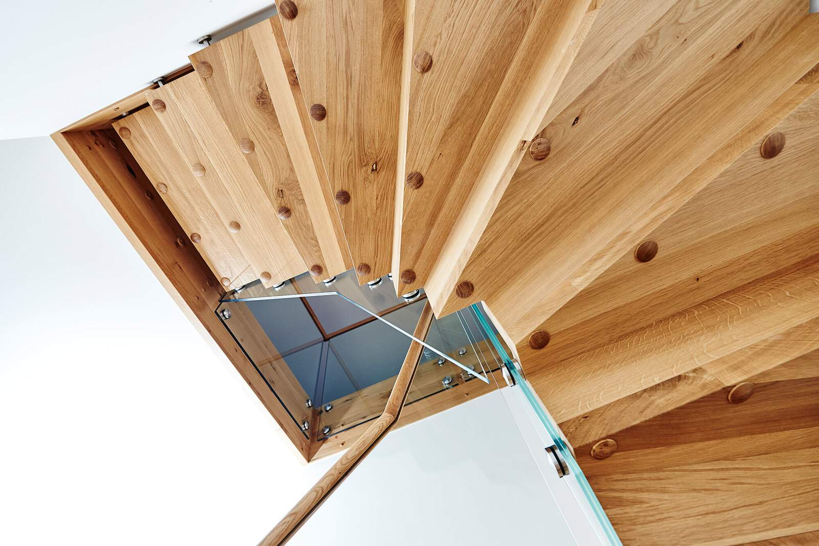 Дубовая лестница со стеклянным ограждением