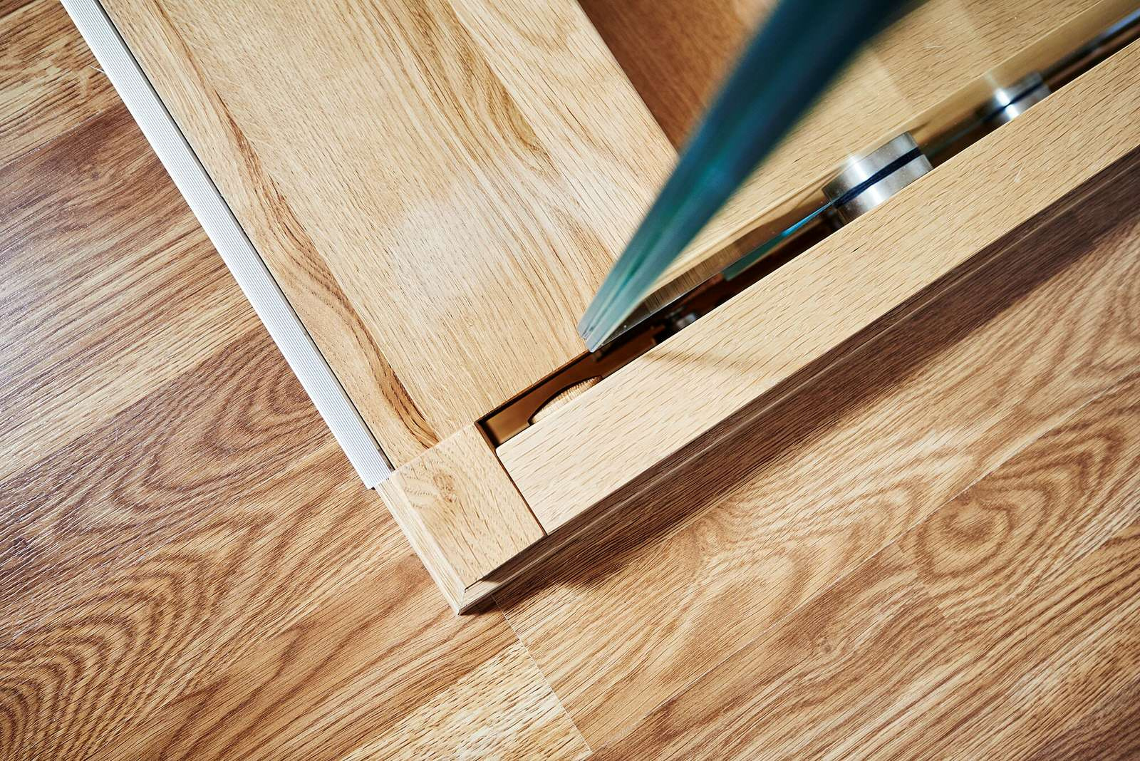 Дубовая лестница со стеклянным ограждением