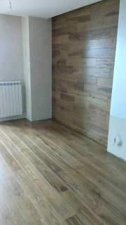 Инженерная доска на полу и на стене