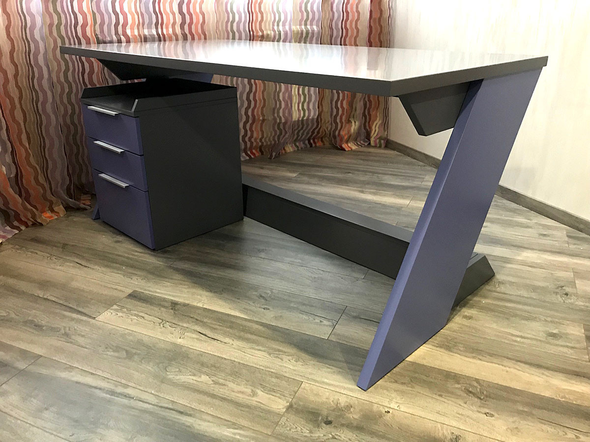 Письменный стол Z с тумбочкой для мальчика