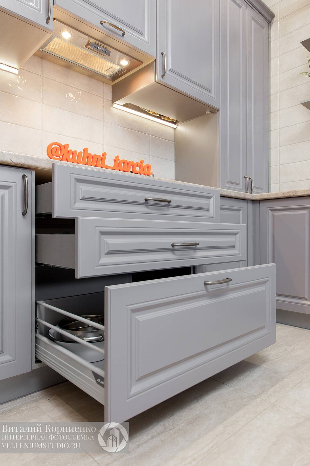 Кухня серая