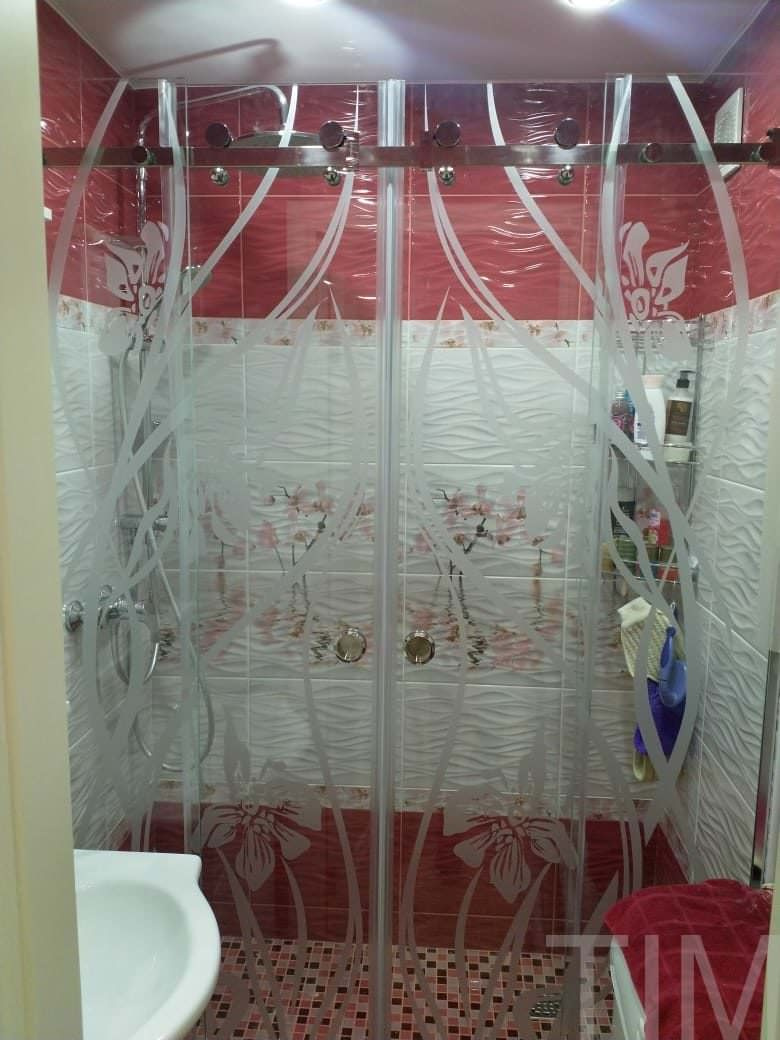 Стеклянная перегородка в душ раздвижная