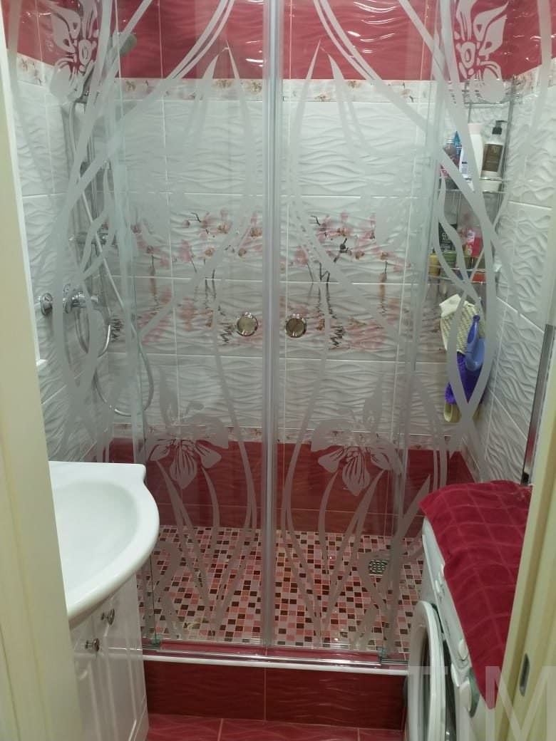 Обложка проекта: Стеклянная перегородка в душ раздвижная