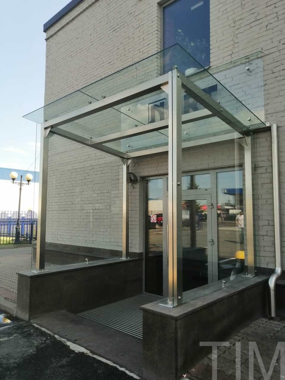 Стеклянный козырек на вертикальных опорах