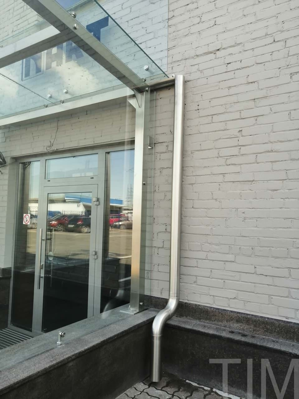 Стеклянный козырек на вертикальных опорах