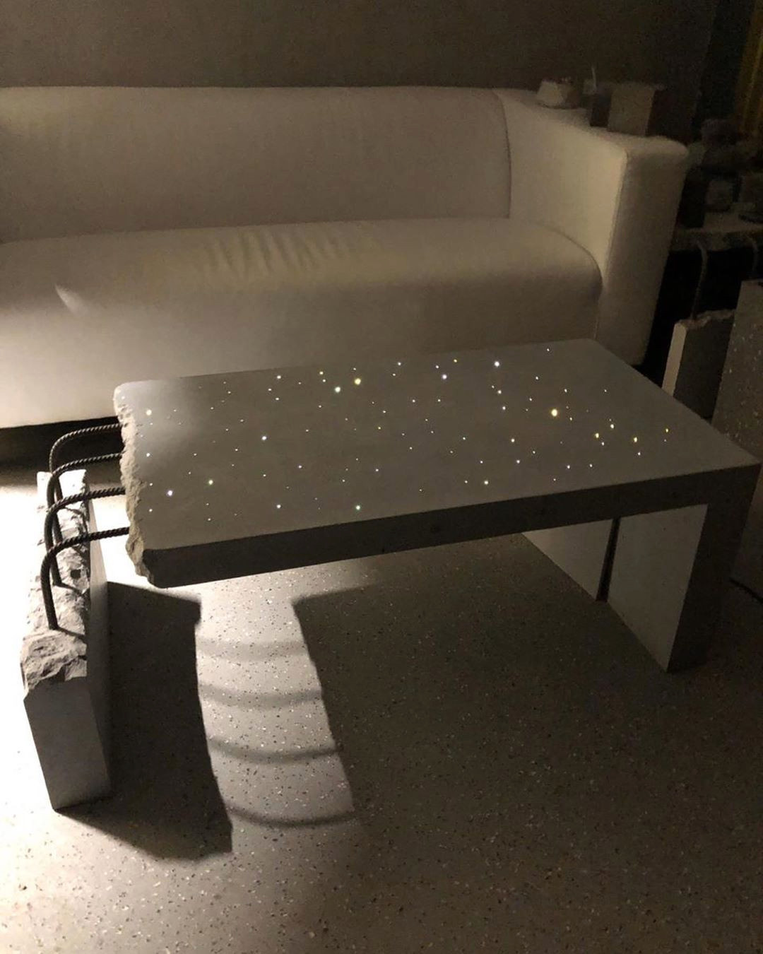 Обложка проекта: Столик из бетона с интегрированной подсветкой "Звёздное небо"