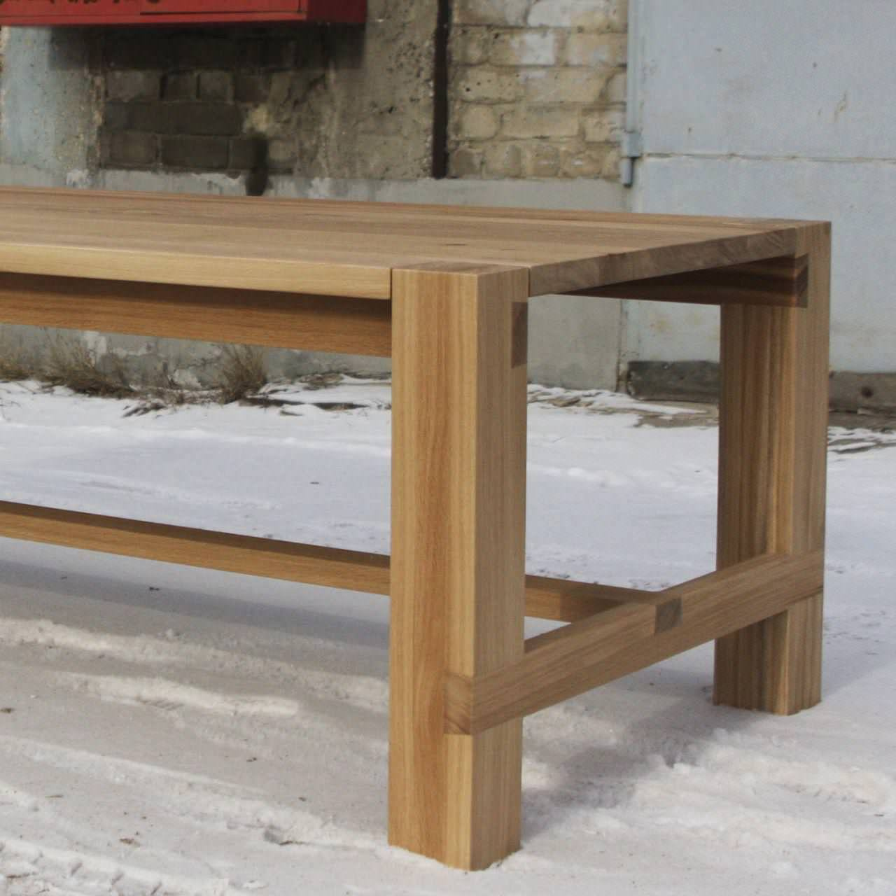 Стол для большой семьи