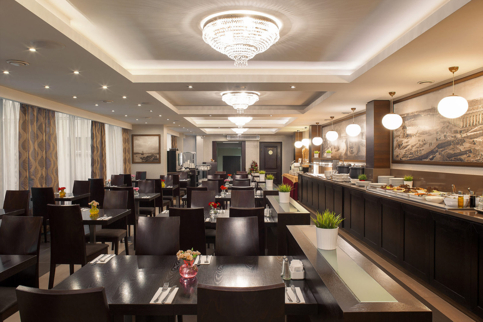 PetroPalace Hotel — Интерьер зала шведского стола отеля