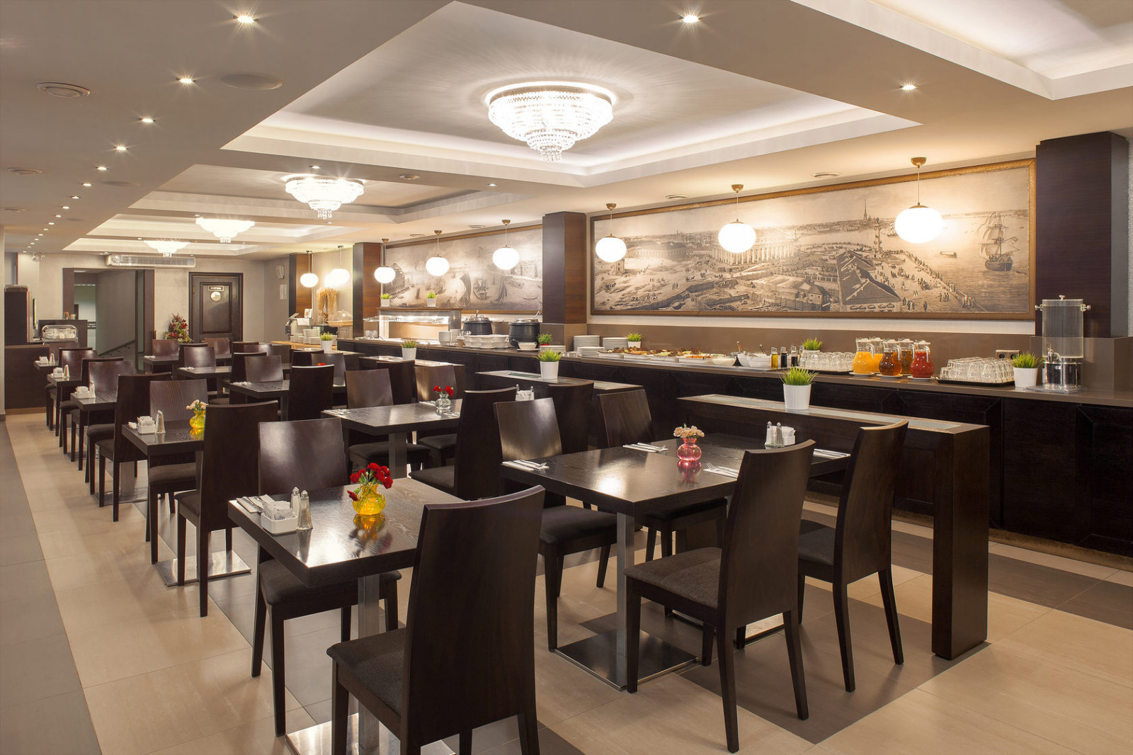 PetroPalace Hotel — Интерьер зала шведского стола отеля