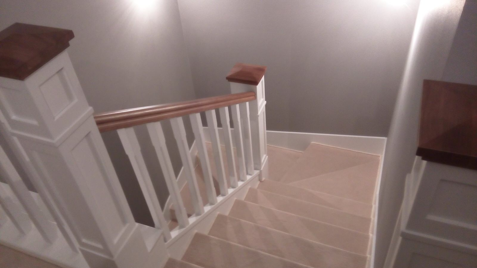 Белая лестница с ковролином и столбами-колоннами