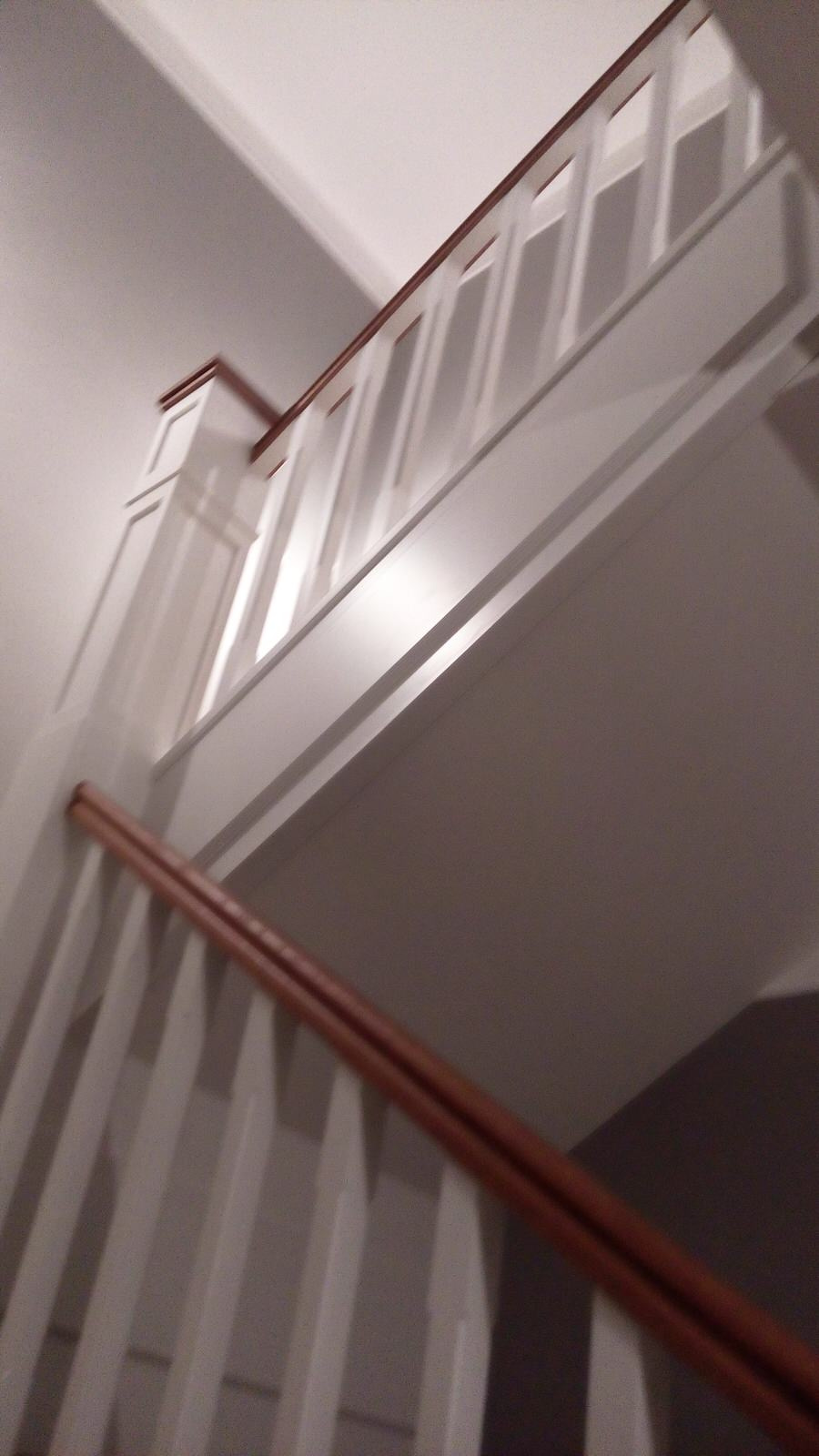 Белая лестница с ковролином и столбами-колоннами