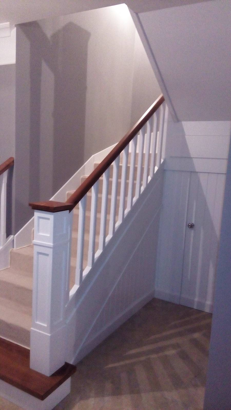 Белая лестница с ковролином и столбами-колоннами