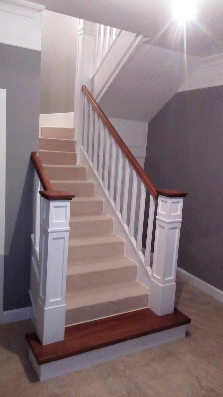 Белая лестница с ковролином и столбами-колоннами