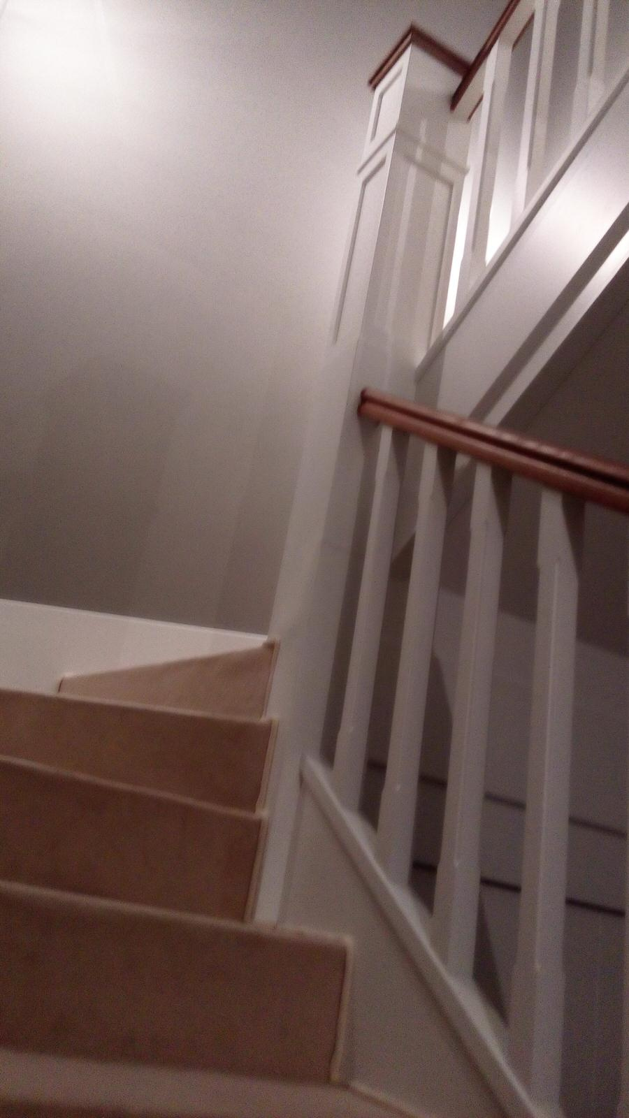 Белая лестница с ковролином и столбами-колоннами