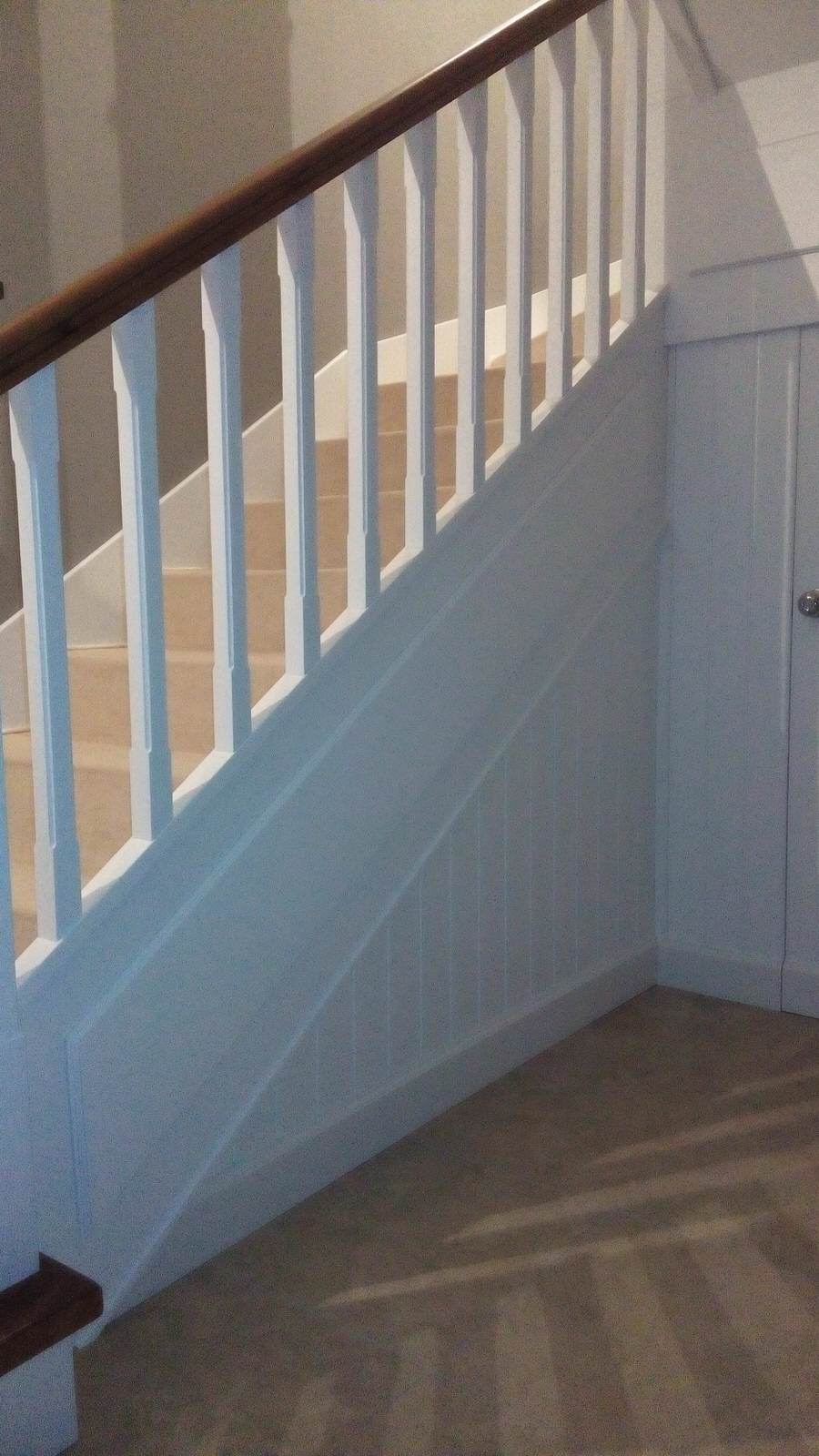 Белая лестница с ковролином и столбами-колоннами