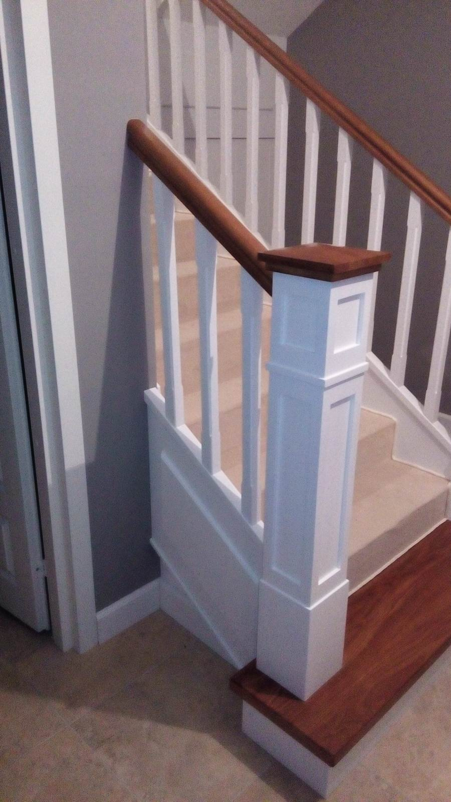 Белая лестница с ковролином и столбами-колоннами