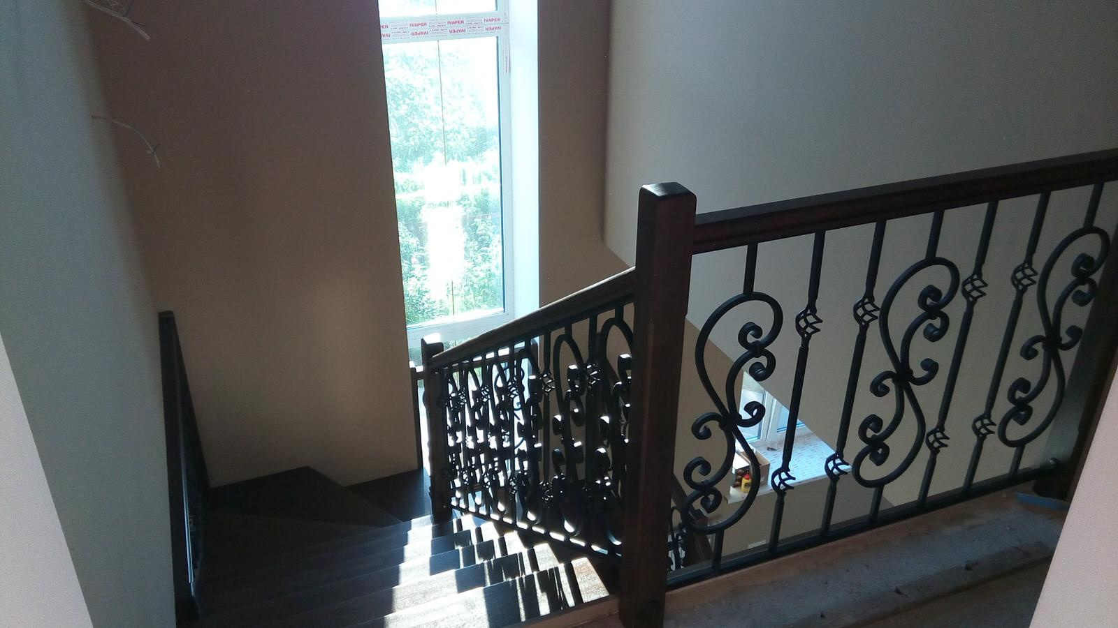 Лестница "в темном" с кованым ограждением (облицовка)