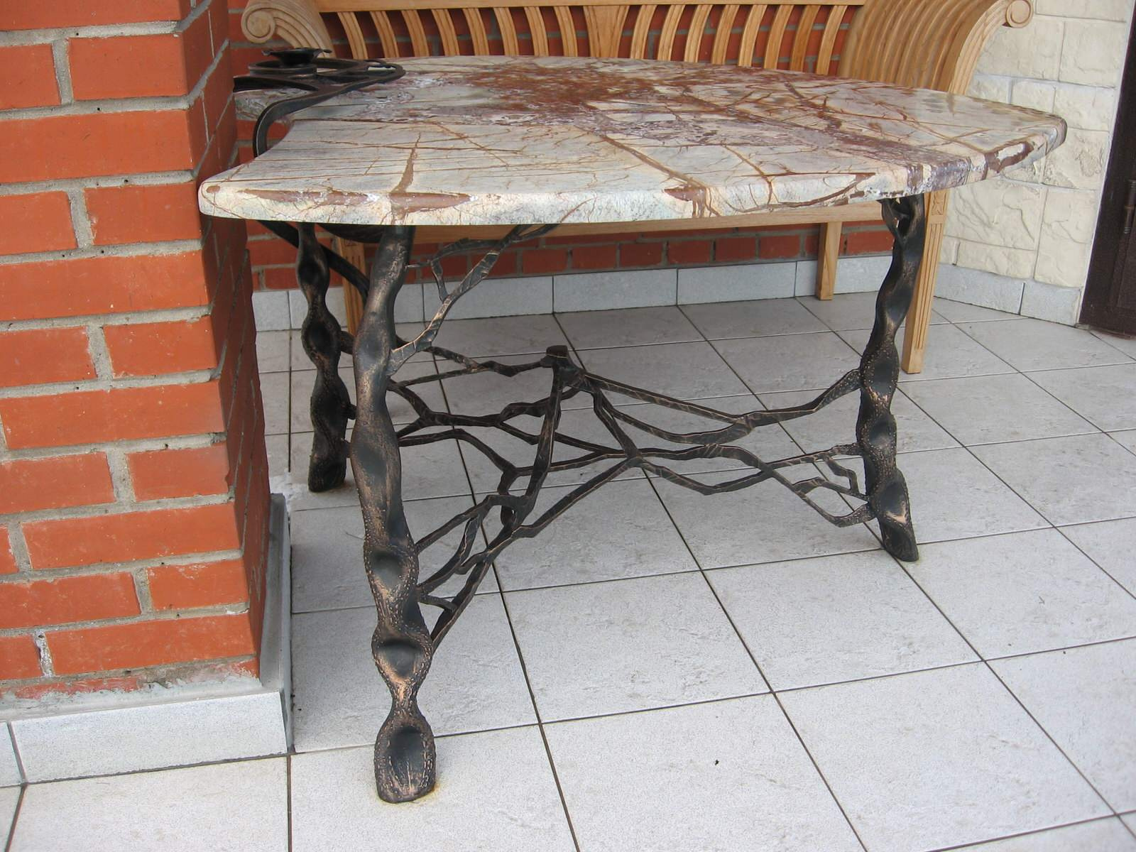 Стол с ракушкой