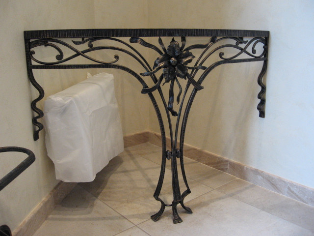 Столик-консоль и вешалка