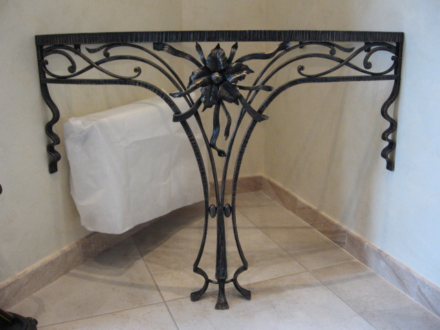 Столик-консоль и вешалка