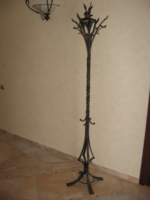 Столик-консоль и вешалка