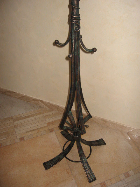 Столик-консоль и вешалка