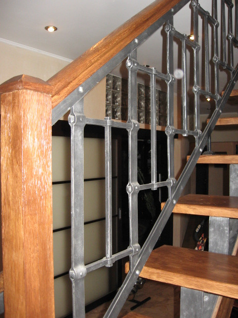 Кованые перила для деревянной лестницы