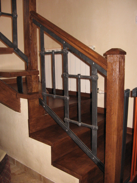 Кованые перила для деревянной лестницы