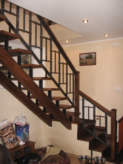 Кованые перила для деревянной лестницы