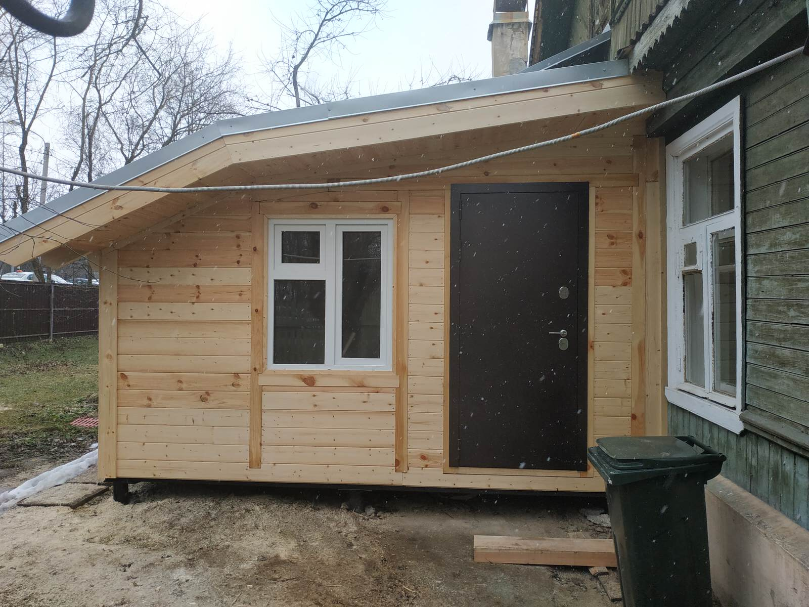 Пристройка прихожей к старому дому в деревне