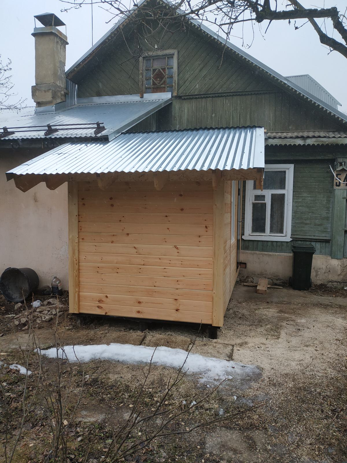 Пристройка прихожей к старому дому в деревне