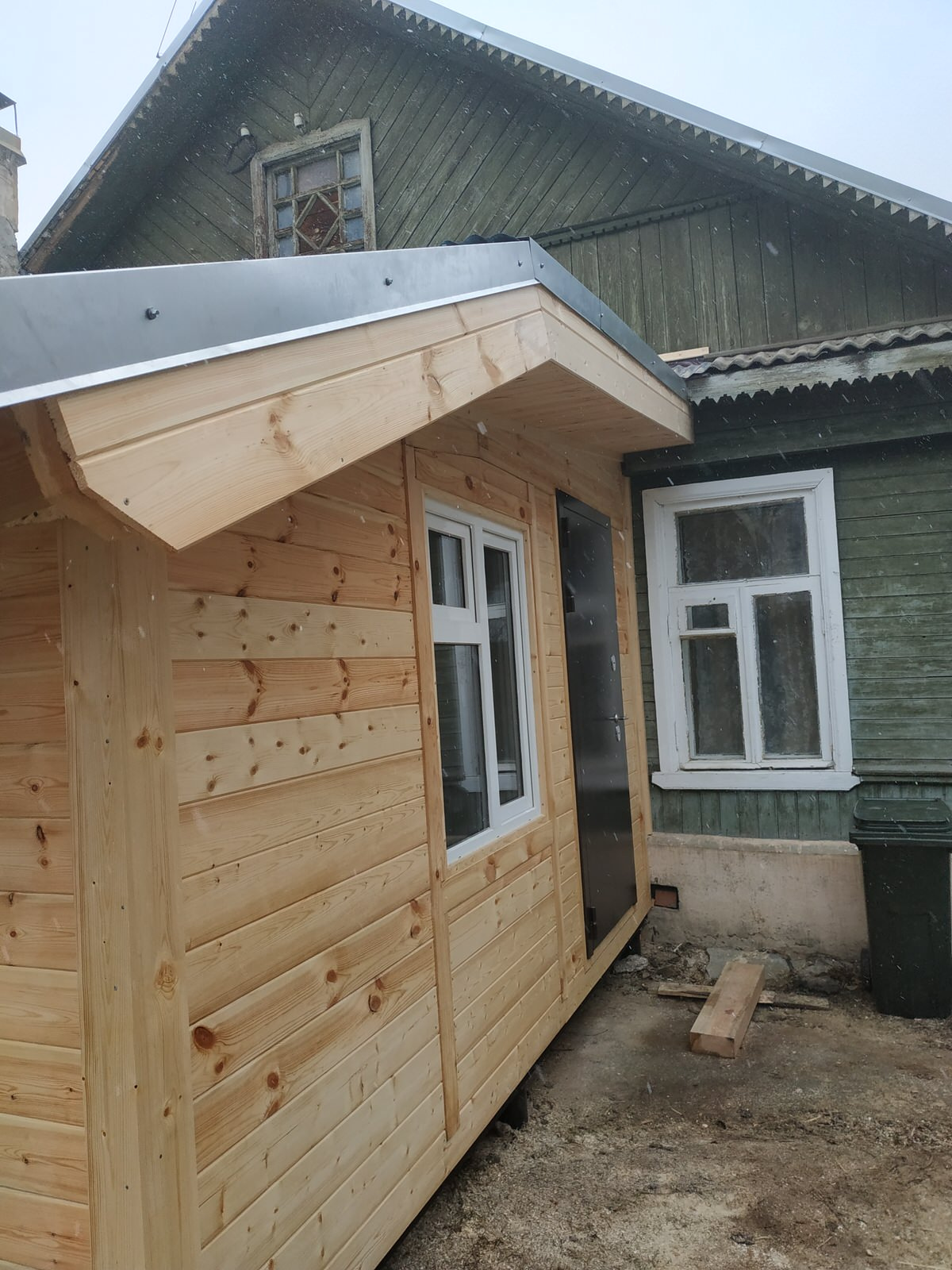 Пристройка прихожей к старому дому в деревне